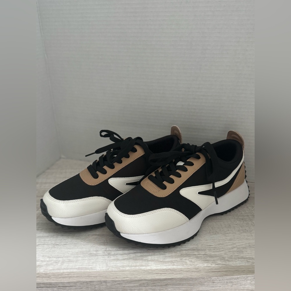 Dolce Vita Women’s Sneaker Sz 8 Black & Tan Color